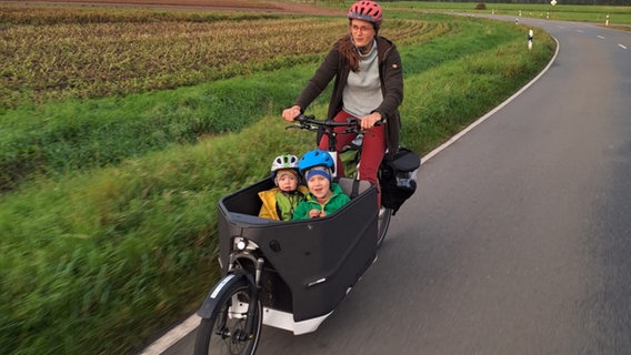 Eine Mutter ist mit ihren Kindern auf einem Lastenrad unterwegs. © Familie Gröger-Frahm Foto: Familie Gröger-Frahm