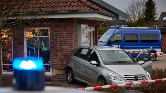 Ein Pkw steht nach einem Unfall an einer Apotheke in Barendorf. © FF Ostheide Foto: Claas Steinhauer
