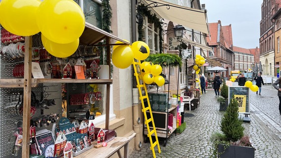 Luftballons in der Lüneburger Innenstadt weisen auf die Verkaufsaktion "Best Friday" hin. © NDR Foto: Marlene Kukral