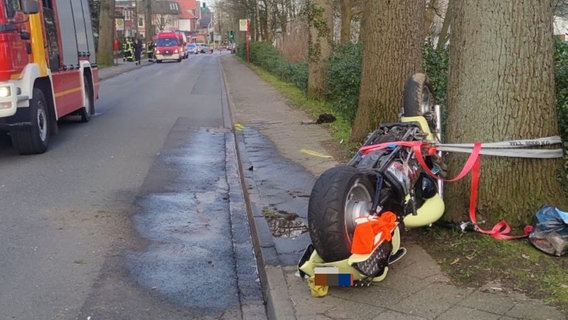 Ein Motorrad liegt nach einem Unfall an einem Baum. © Polizeiinspektion Stade 