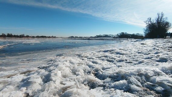 Zerbostenes Eis am Elbufer und Eisschollen auf dem Fluss. © Andreas Rabe/NDR Foto: Andreas Rabe/NDR