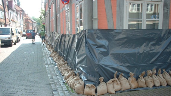 August 2002: Mit Sandsäcken und Plastikplanen schützen die Menschen in Hitzacker ihre Häuser vor den drohenden Wassermassen. © Stadt Hitzacker Foto: Stadt Hitzacker