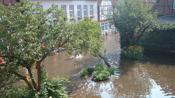 August 2002: In der Innenstadt von Hitzacker stehen die Menschen kniehoch im Wasser. © Stadt Hitzacker Foto: Stadt Hitzacker