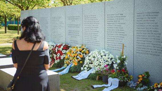 Eine Frau steht vor einer Gedenktafel für die Opfer des Zugunglücks von Eschede. © dpa Foto: Gregor Fischer