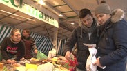 Die Brüder Abd beim Einkaufen auf dem Markt. © NDR 