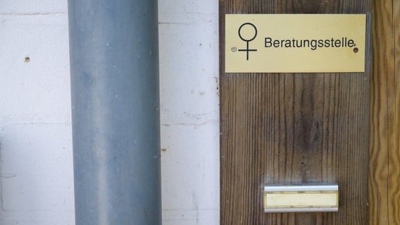 "Beratungsstelle" steht am Gebäude der Beratungsstelle von Frauen helfen Frauen in Lüneburg. © Philipp Schulze/dpa Foto: Philipp Schulze