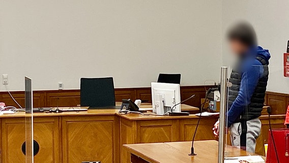 Ein Angeklagter steht in einem Gerichtssaal in Lüneburg. © NDR Foto: Johannes Koch