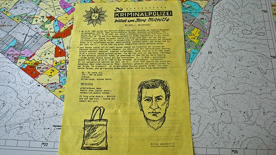 Ein gelbes Flugblatt mit der Aufschrift Kriminalpolizei und einem Phantombild. © NDR Foto: Ann-Kristin Mennen