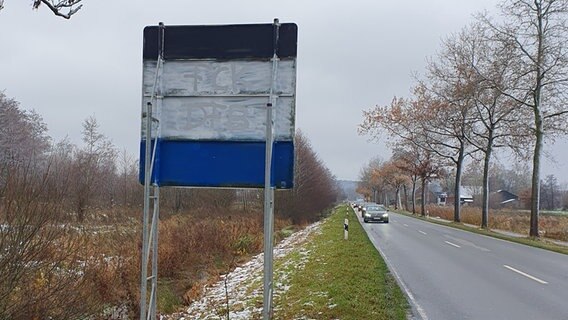 Blau, weiß und schwarz angesprühte Stromkästen © Polizeiinspektion Stade 
