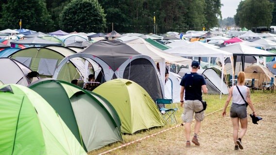 Auf einem Festivalgelände steht eine Zelt-Stadt. © Hauke-Christian Dittrich/dpa Foto: Hauke-Christian Dittrich
