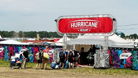 Besucher stehen am Eingang zum Hurricane Festival 2023 in der Schlange. © NDR Foto: Svenja Nanninga