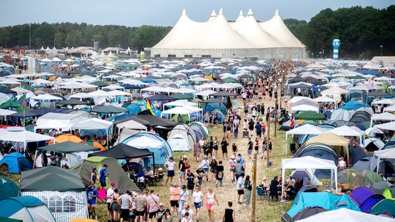 Zahlreiche Zelte und Pavillons stehen auf dem Zeltplatz des Hurricane Festivals. © dpa-Bildfunk Foto: Hauke-Christian Dittrich