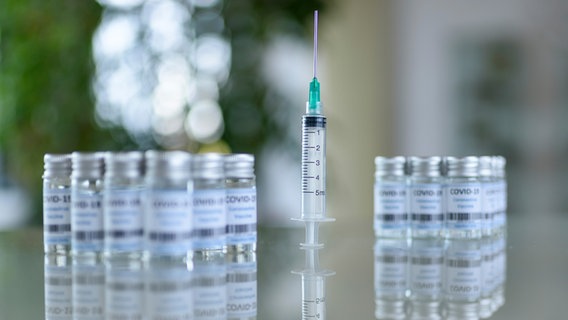 Impfmittel und Impfspritzen stehen auf einem Tisch. © picture alliance/Geisler-Fotopress/Dwi Anoraganingrum 