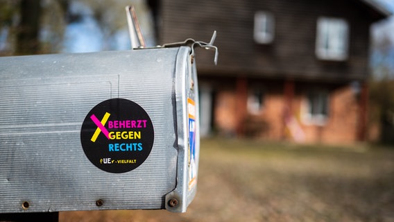 Auf einem Briefkasten im Landkreis Uelzen ist ein Aufkleber mit der Aufschrift "Beherzt gegen Rechts - fuer Vielfalt". © picture alliance/dpa | Philipp Schulze Foto: Philipp Schulze