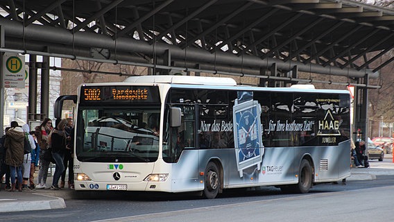 Ein Bus steht an einer Haltestelle. © NDR Foto: Ina Kast