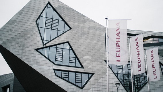 Das von Star-Architekt Daniel Libeskind entworfene Zentralgebäude der Leuphana Universität Lüneburg. © NDR Foto: Julius Matuschik