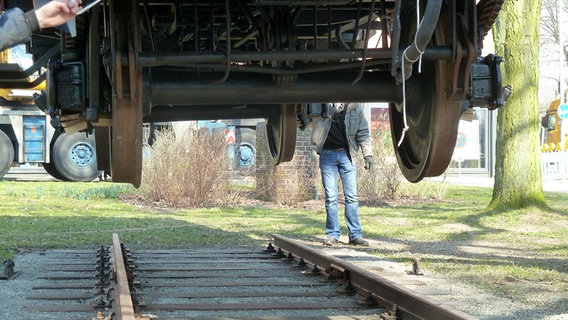 Ein Waggon wird auf die Gleise herabgelassen. © NDR Foto: Karin Hansen