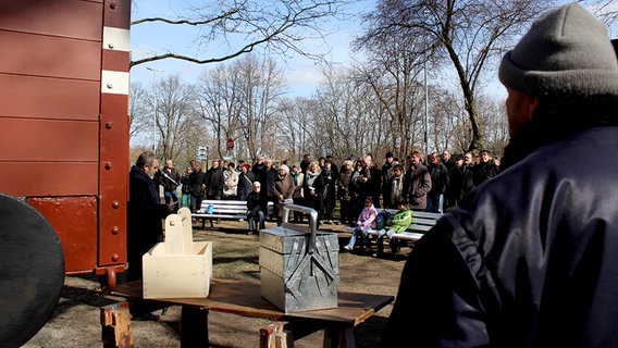 120 Besucher wohnen der Einweihung eines Mahnmals in Lüneburg bei. © NDR Foto: Lars Gröning