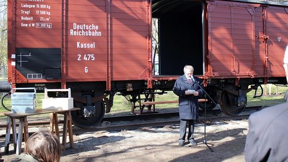 Oberbürgermeister von Lüneburg, Ulrich Mädge (SPD), hält eine Rede vor einem Güterwaggon der Deutschen Reichsbahn in Lüneburg. © NDR Foto: Lars Gröning