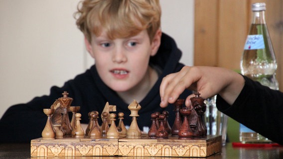 Mehrere Jungen spielen gemeinsam Schach. © NDR Foto: Andreas Rabe