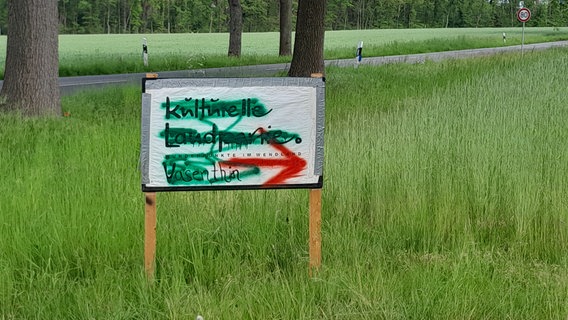 Ein Hinweisschild zur "Kulturellen Landpartie" wurde mit Farbe beschmiert. © privat/Claus Kofahl Foto: Claus Kofahl
