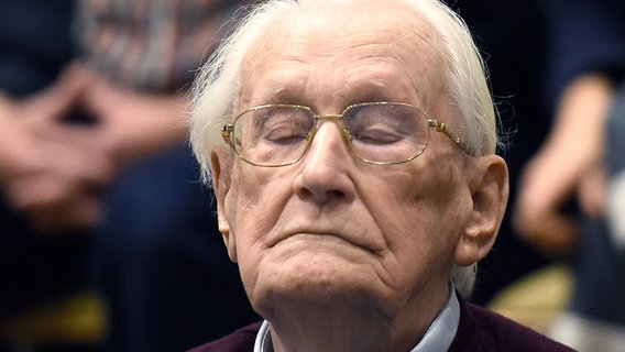 Der Angeklagte Oskar Gröning bei der Urteilsverkündung im Lüneburger Auschwitz-Prozess. © dpa-Bildufnk Foto: Tobias Schwarz