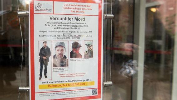 Ein Fahndungsplakat des LKA Niedersachsen mit der Fahndung nach zwei ehemaligen Mitgliedern der Rote-Armee-Fraktion (RAF), Burkhard Garweg (r) und Ernst-Volker Staub (l) hängt am 28.09.2016 im Landgericht Verden. © dpa-Bildfunk Foto: Julian Stratenschulte