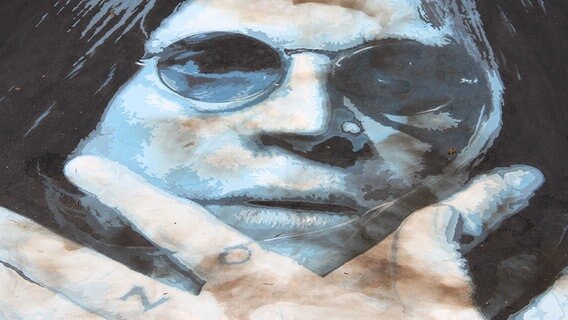 Ozzy Osbourne hält sich auf einem Gemälde die Hand an sein Kinn. © NDR Foto: Ina Kast