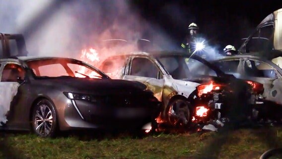 Brand auf dem Gelände eines Auto-Leasing-Anbieters im Landkreis Rotenburg (Wümme). Zwei Autos stehen in Flammen. © TV Elbnews 