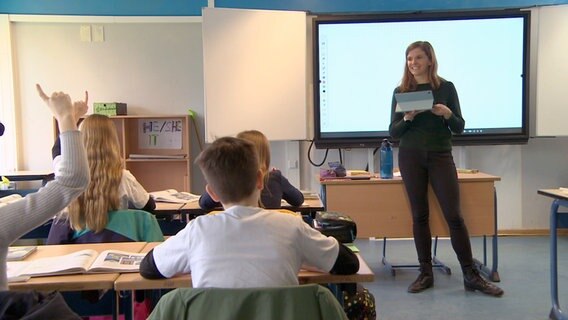 Lehrerin Jennifer Marquardt unterrichtet eine Klasse in Winsen. © NDR 