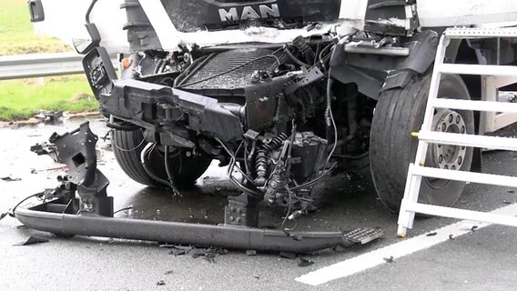 Ein Lkw ist nach einem Unfall auf der A1 stark beschädigt. Ein Lkw-Fahrer kam bei Sittensen ums Leben. © NWM 