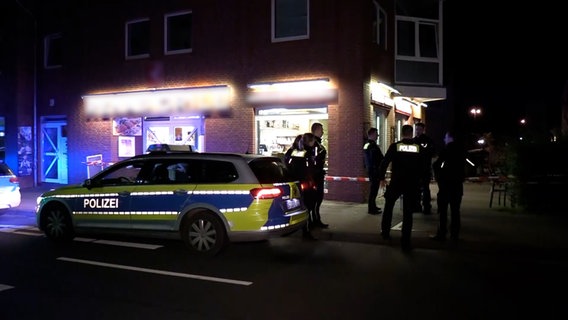 Polizeibeamte stehen vor einem Imbiss. © NonstopNews 