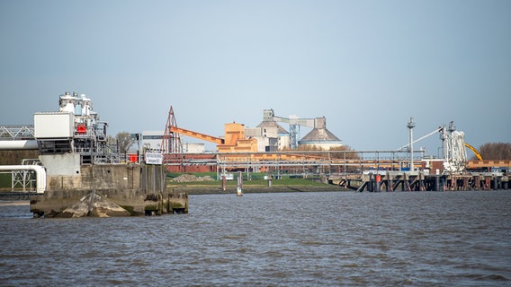 Der geplante Standort für den Bau eines LNG-Terminals in Stade an der Elbe. © dpa-Bildfunk Foto: Sina Schuldt