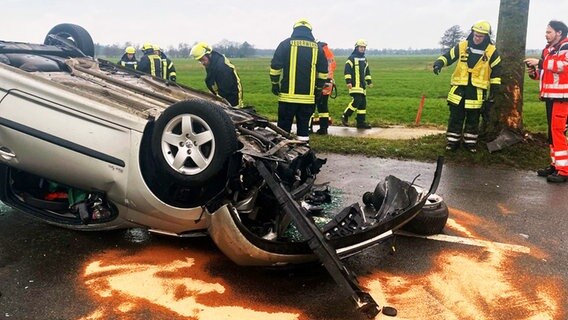 Ein Auto liegt nach einem Unfall auf dem Dach. © Polizeiinspektion Stade 