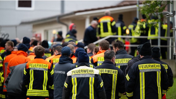 Hunderte ehrenamtliche Einsatzkräfte der Feuerwehr helfen bei der Suche nach einem vermissten Jungen aus Bremervörde. © Philipp Schulze / dpa Foto: Philipp Schulze
