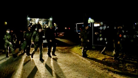 Soldaten kehren Sonntagabend von der Suche nach dem Vermissten Arian in Bremervörde zurück. © TV-Elbnews 