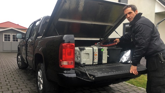 Ein Mann steht an einem VW Amarok  Foto: Svea Eckert