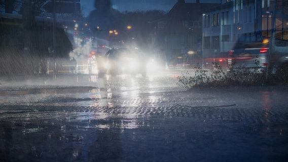 Ein heftiger Regenschauer und Windböen in Bad Fallingbostel © NDR Foto: David Travis