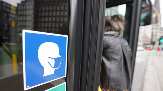 Ein Aufkleber an einem Linienbus weist auf die Maskenpflicht im öffentlichen Personennahverkehr hin. © picture alliance/dpa | Marcus Brandt Foto: Marcus Brandt