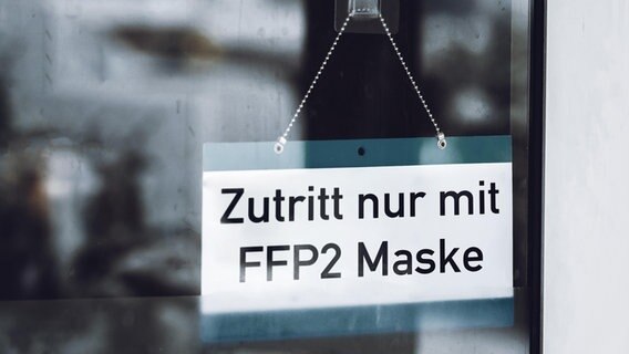 Auf einem Schild steht "Zutritt nur mit FFP2-Maske". © picture alliance/CHROMORANGE/Michael Bihlmayer Foto: Michael Bihlmayer