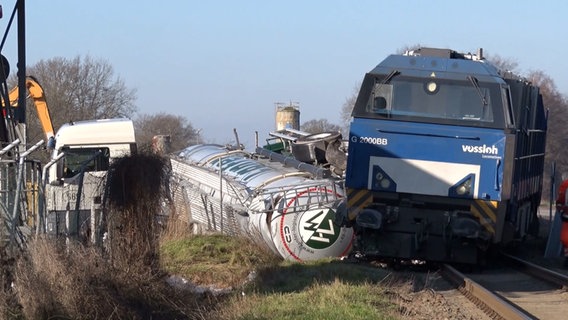 Ein Zug steht nach einem Unfall bei Meppen schräg auf den Schienen. © Nord-West-Media TV 