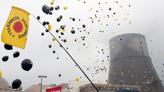 Atomkraftgegner lassen Anti-Atom Luftballons vor dem Atomkraftwerk in Lingen in die Luft steigen. © dpa-Bildfunk Foto: Bernd Thissen