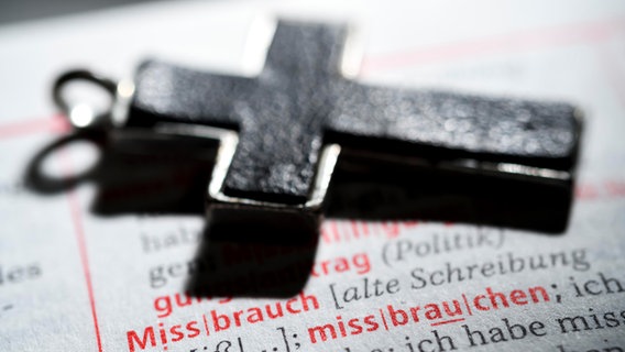 Kreuz auf einem Wörterbuch mit dem Wort Missbrauch. © picture alliance / Bildagentur-online/Ohde Foto: Bildagentur-online/Ohde
