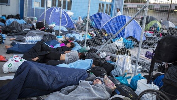 Asylsuchende schlafen am Straßenrand in der Nähe des ausgebrannten Flüchtlingslagers Moria. © picture alliance/dpa Foto: Socrates Baltagiannis