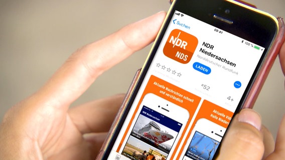 Das Bild auf dem Handydisplay zeigt die NDR Niedersachsen App im App-Store. © NDR 