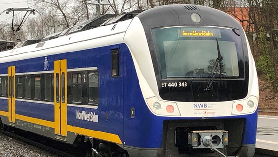 Eine Nordwestbahn steht in einem Bahnhof. © NDR Foto: Maren Momsen