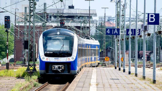 Ein Zug der Nordwestbahn in einem Bahnhof © picture alliance/dpa Foto: Hauke-Christian Dittrich