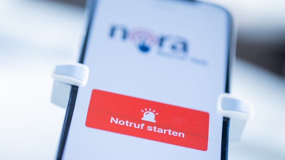 Die neue Notruf-App Nora ist auf dem Display eines Mobiltelefones zu sehen. © picture alliance/dpa Foto: Rolf Vennenbernd