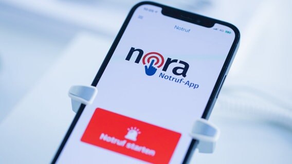 Die neue Notruf-App Nora ist auf dem Display eines Mobiltelefones zu sehen. © picture alliance/dpa | Rolf Vennenbernd Foto: Rolf Vennenbernd