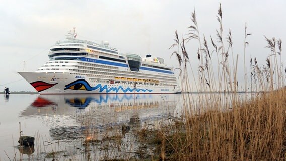 Das Kreuzfahrtschiff "AIDAstella" passiert das Emssperrwerk. © dpa-Bildfunk Foto: Ingo Wagner